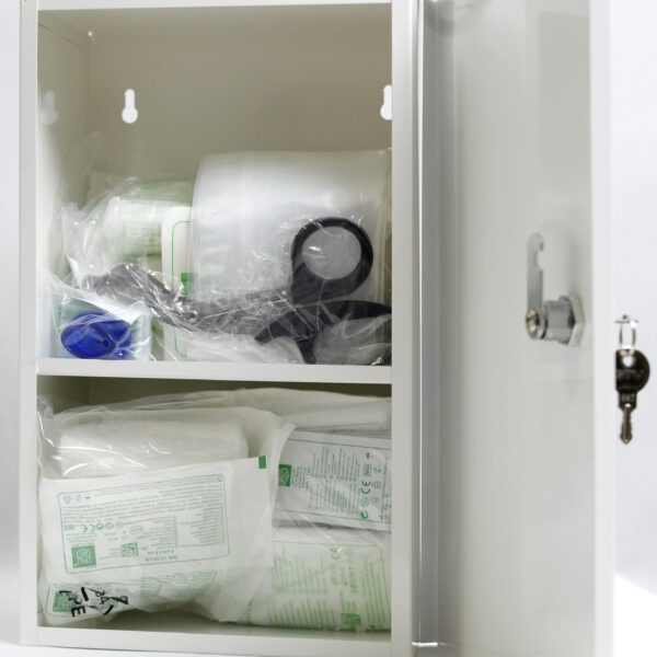 Apteczka ścienna z wyposażeniem